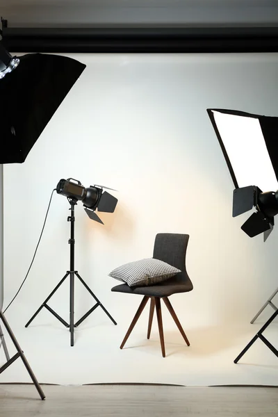 Estúdio fotográfico com equipamento de iluminação — Fotografia de Stock