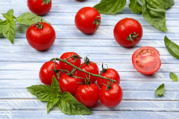 Tomates frescos con albahaca — Foto de Stock