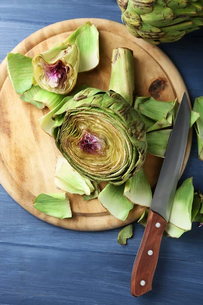 Alcachofas en la tabla de cortar — Foto de Stock