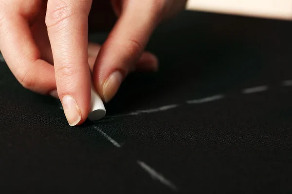 Mãos de costureira no trabalho com tecido de tecido — Fotografia de Stock