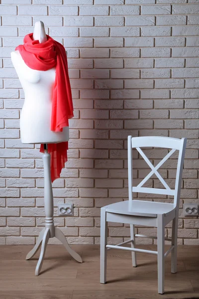 Mannequin met doek op kamer — Stockfoto