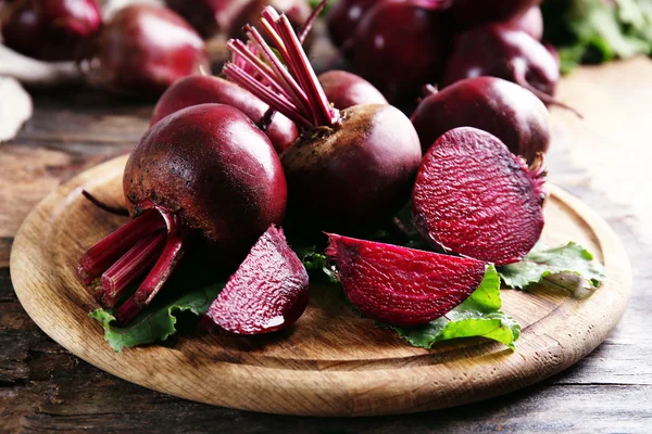 Young beets with leaves on wooden table — Stock Photo, Image