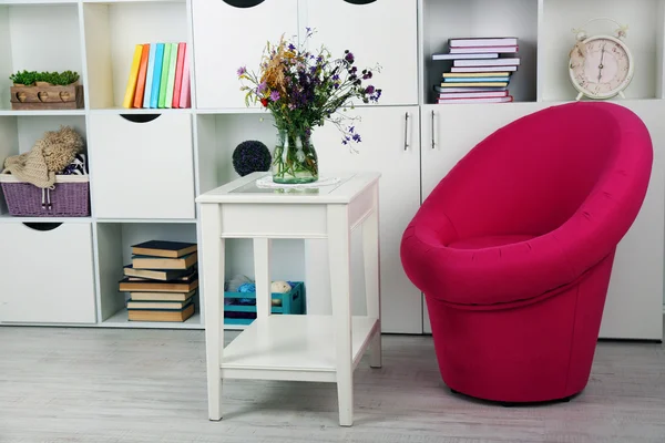 Salón blanco con sillón —  Fotos de Stock