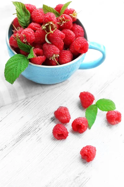 Fresh raspberries in cup — Stock Photo, Image