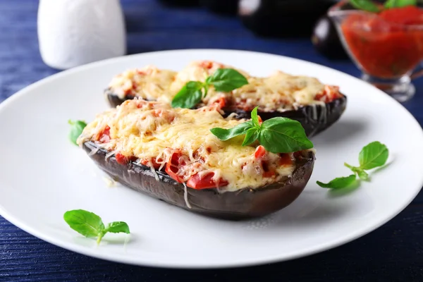 Berinjela com tomate cereja e queijo — Fotografia de Stock