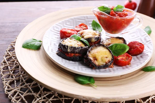 Berinjela com tomate cereja e queijo — Fotografia de Stock