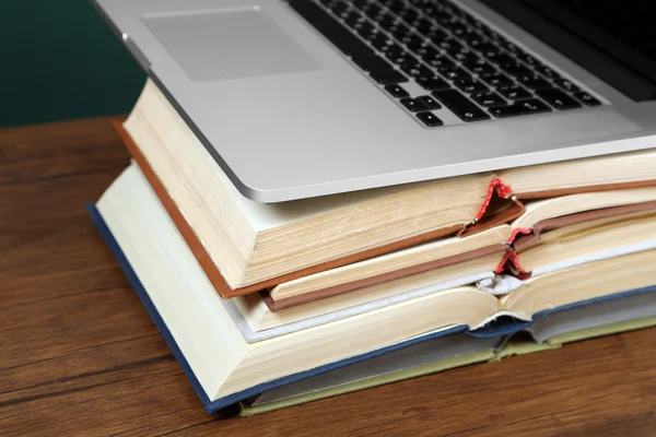 Stapel boeken met laptop — Stockfoto