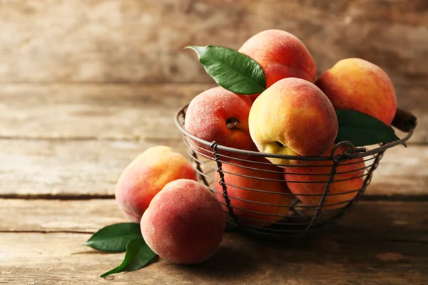 Ripe peaches in basket — Stock Photo, Image