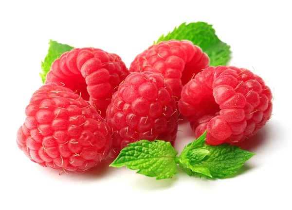 Frische rote Himbeeren isoliert auf weißen — Stockfoto