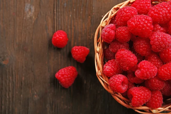 Fresh red raspberries on wooden table, top view — Stock Photo, Image