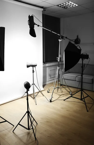 Studio fotografico vuoto con attrezzatura di illuminazione — Foto Stock