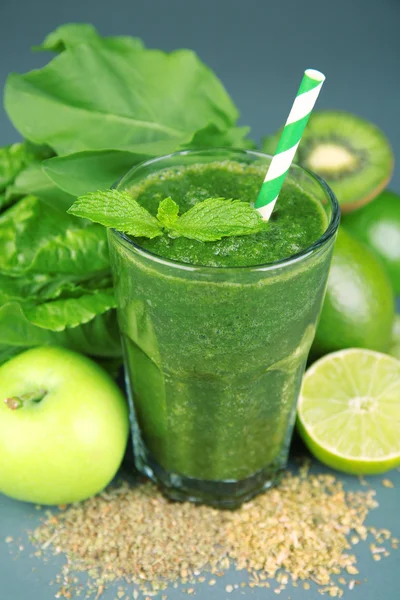 Succo sano verde con frutta ed erbe sul tavolo da vicino — Foto Stock