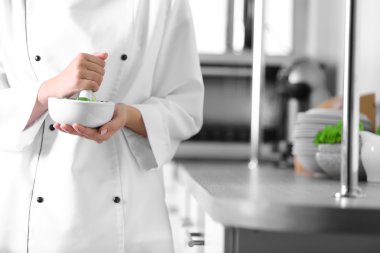 Harç parlak arka plan üzerinde bitkilerle elleriyle Cook