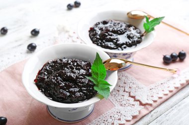 Lezzetli Frenk üzümü reçeli çilek tablo ile yakın çekim