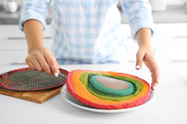 Genç kadın gökkuşağı kek yapmak