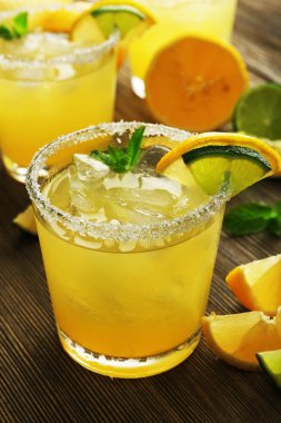 Limon suyu ahşap masa, closeup üzerinde gözlük