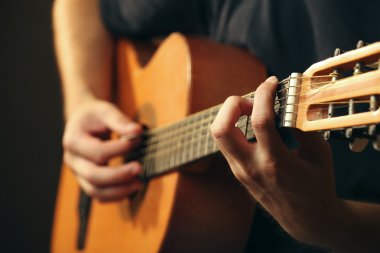 Elektro gitar çalan genç bir müzisyen