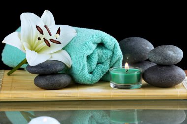 Natürmort siyah arka plan üzerine spa taşlarla