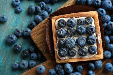 Gurme taze yaban mersini tart masada