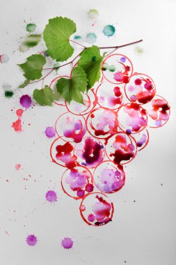 Kırmızı şarap ile boyalı üzüm