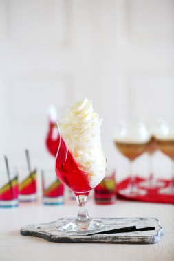 Krema ile lezzetli jöle tatlılar