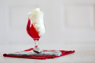 Krema ile lezzetli jöle tatlılar