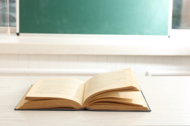 blackboard arka plan üzerinde kitap