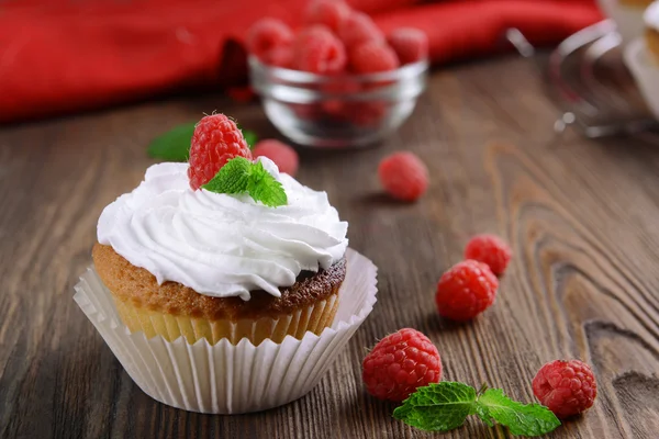 Delicious cupcake with berries and fresh mint on wooden table close up — Stock Photo, Image