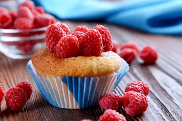 Heerlijke cupcake met bessen op tafel close-up — Stockfoto