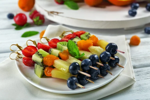 Fresh fruits on skewers — Stock Photo, Image