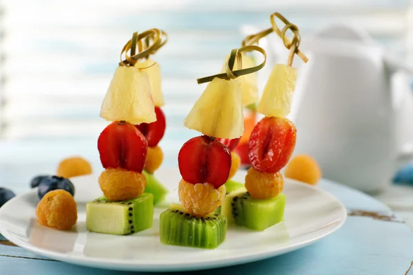 Fresh fruits on skewers — Stock Photo, Image