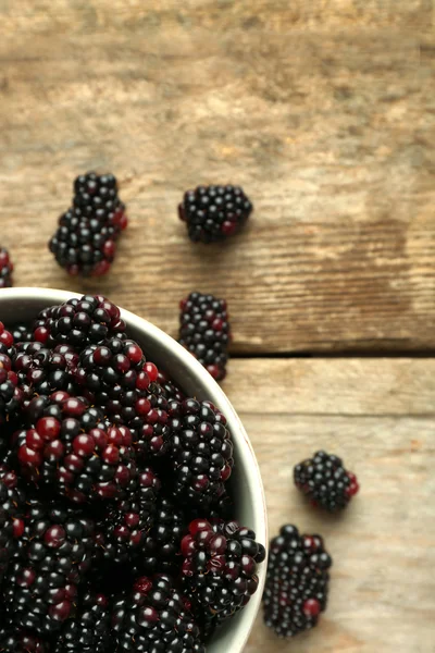 Heap of sweet blackberries in bowl — Stock Photo, Image