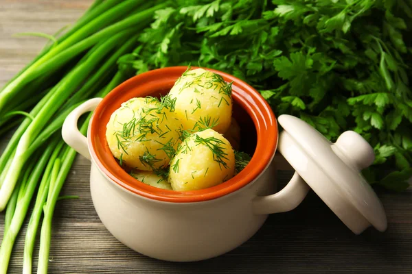 Patatas hervidas con eneldo en sartén —  Fotos de Stock