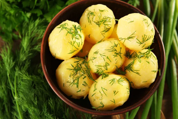 Yeşillikleri ile haşlanmış patates — Stok fotoğraf