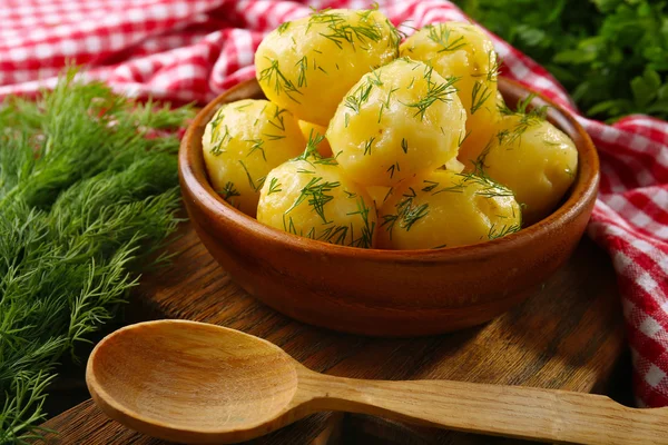 Kokt potatis med greener i skål — Stockfoto