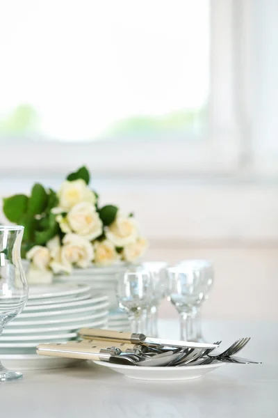 Clean plates, glasses and cutlery — Stock Photo, Image