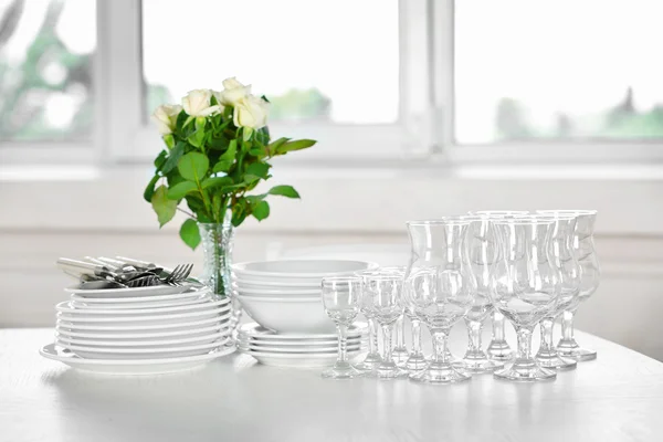 Clean plates, glasses and cutlery — Stock Photo, Image