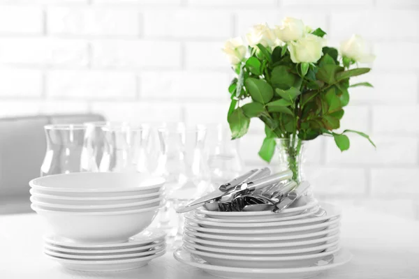 Clean plates, glasses and cutlery — Stock Photo, Image