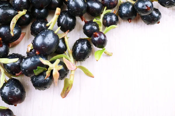 Pile of wet black currants on wooden table, closeup — Stock Photo, Image