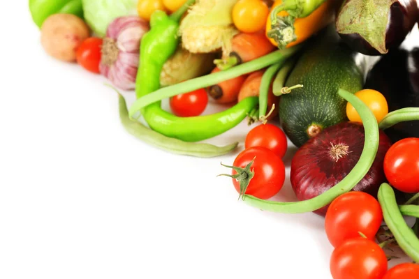 Haufen frisches Gemüse isoliert auf weiß — Stockfoto
