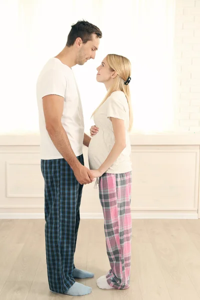 Donna incinta con marito — Foto Stock
