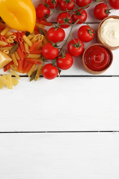 Pasta penne with tomatoes, cheese and basil on color wooden  background — Stock Photo, Image