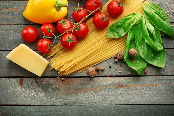 Nudelspaghetti mit Tomaten, Käse und Basilikum auf rustikalem Holzgrund — Stockfoto