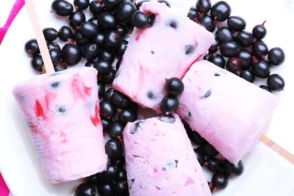 Helado dulce con grosellas negras en plato blanco, primer plano — Foto de Stock