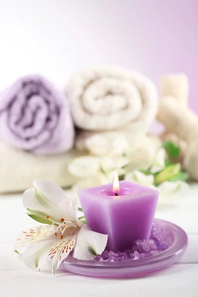 Spa-behandling och blommor på träbord, på ljus bakgrund — Stockfoto