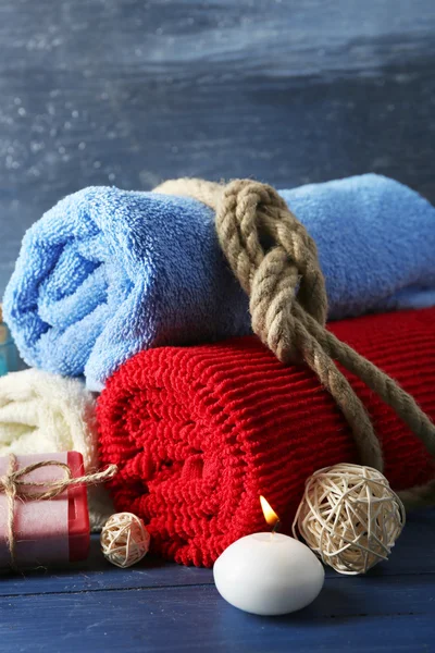 Wellness-Behandlungen auf blauem Hintergrund. sea spa konzept — Stockfoto