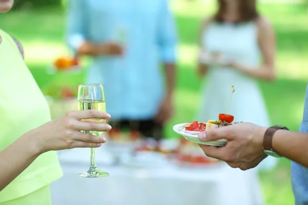 Os hóspedes bebem champanhe na cerimônia de casamento — Fotografia de Stock