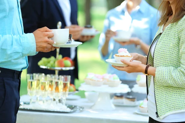 Kaffe och lunch bryta i office trädgård — Stockfoto