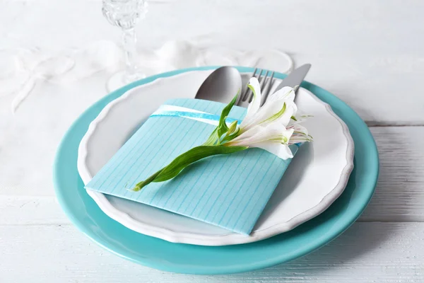 Tischdecke mit Blumen — Stockfoto