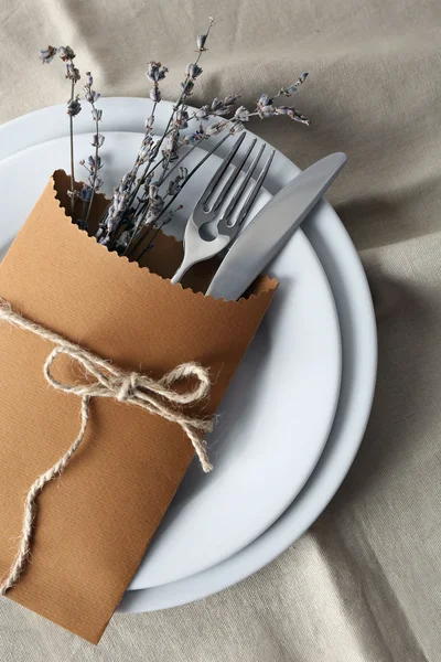 Cenário de mesa com flores — Fotografia de Stock